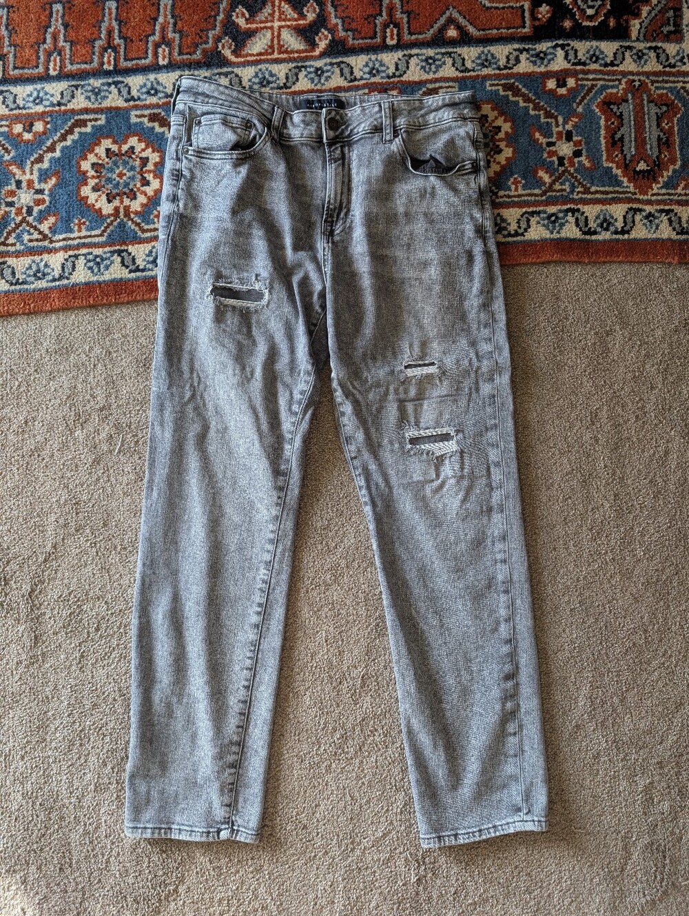 Aeropostale Men's Athletic Slim Distressed Grey Wash Jeans 34x32Description: